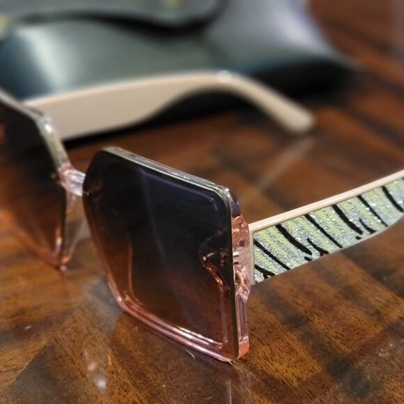 TRENDY OVERSIZED DESIGN SUNGLASSES - Picture 2 of 8